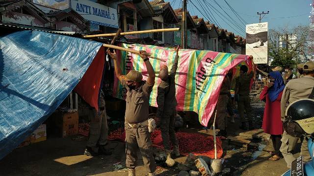 Berjualan di Badan Jalan, Pedagang KZ Abidin Disterilkan