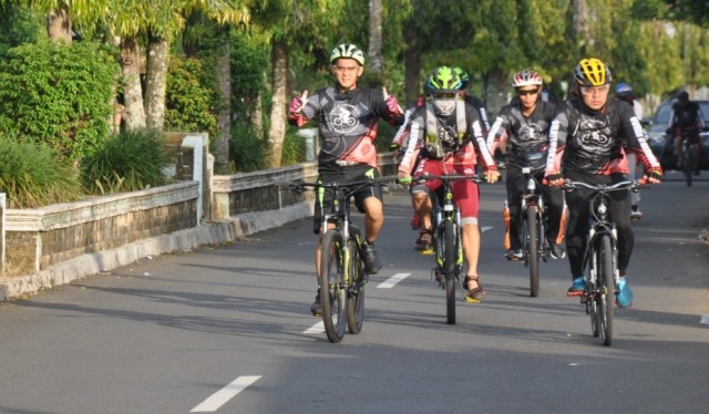 Polisi Bersepeda Sambang Desa