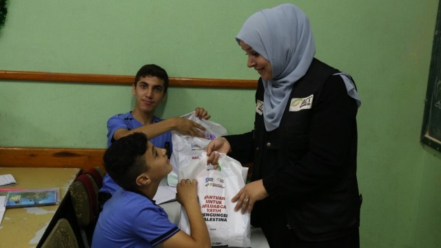 Peralatan Sekolah, Kado untuk Yatim Palestina