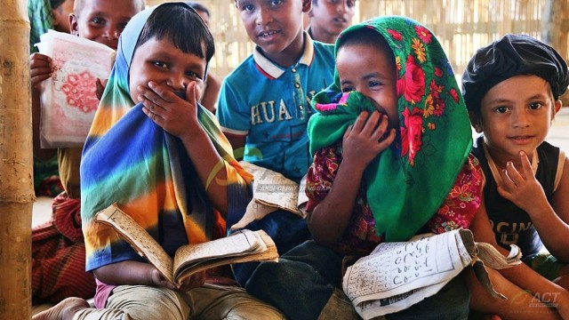 Bantuan Peralatan Sekolah Dukung Proses Belajar Pengungsi Anak Rohingya