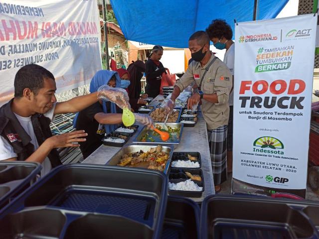 Humanity Food Truck Salurkan Zakat Dermawan untuk Penyintas Banjir Luwu Utara