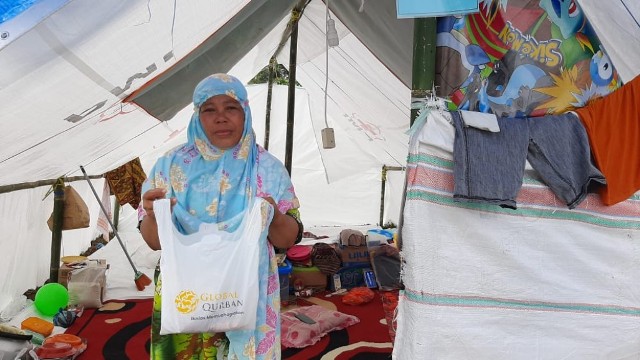 Haru Pengungsi Masamba Terima Daging Kurban di Tenda Pengungsian