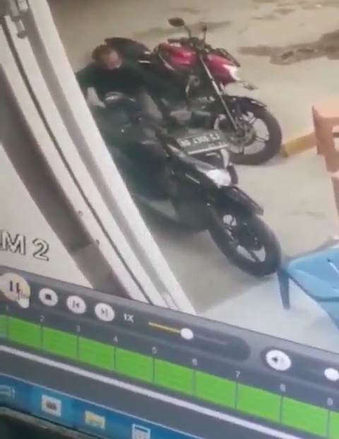 Terekam CCTV, Maling Gasak Motor Pegawai Minimarket