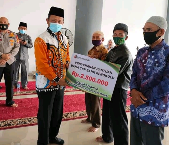 Bagikan 890 Paket Sembako