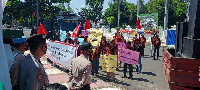 Tuntut Penuntasan Kasus, Kejari Bengkulu Didemo