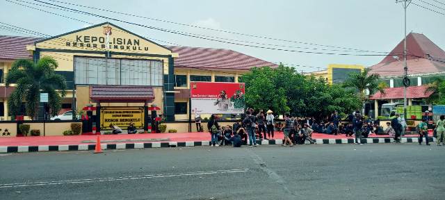 Usai dari Kantor Dewan, Massa Bergerak ke Polres Minta Pendemo Dibebaskan