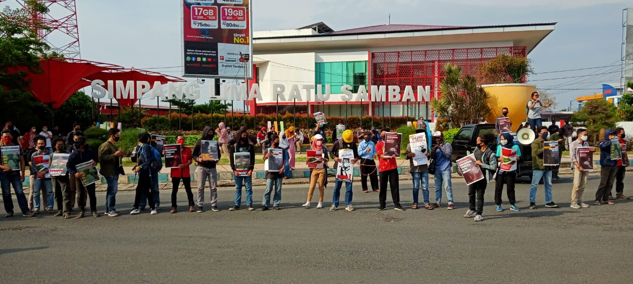 Tolak RUU Omnibuslaw Elemen Masyarakat Gelar Orasi dan Teaterikal di Simpang 5