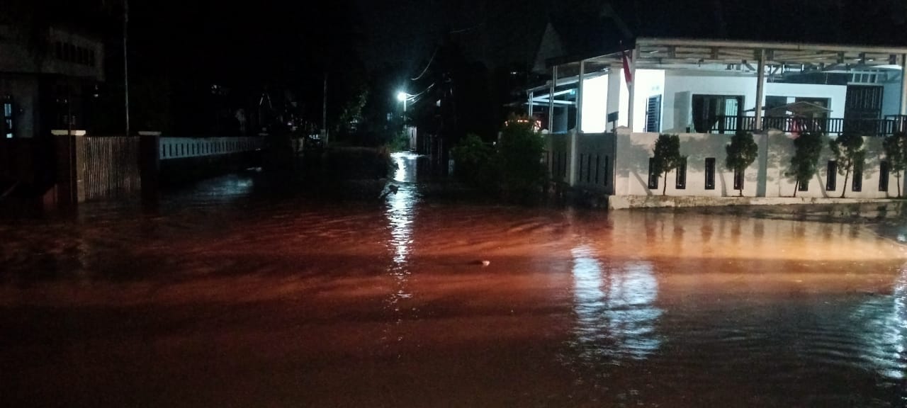 Diguyur Hujan Sejak Siang, Puluhan Rumah Warga Terendam Banjir