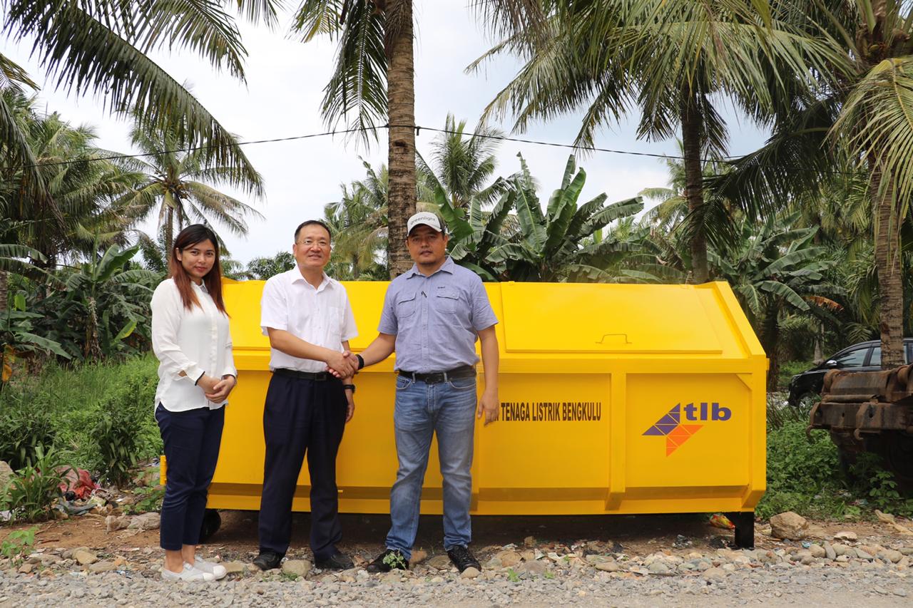 Peduli Kebersihan Lingkungan, PT. TLB Serahkan Bantuan Kontainer Sampah untuk Kelurahan Teluk Sepang