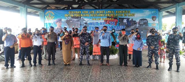 Bagikan 1.000 Life Jacket dan Masker untuk Keselamatan Nelayan Bengkulu