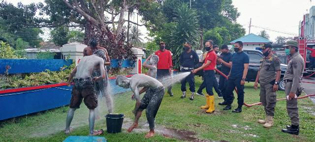 Gelar Razia, Manusia Silver dan Badut Diamankan