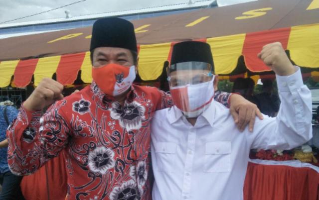 Rosjonsyah Rangkul Agusrin Foto Bersama