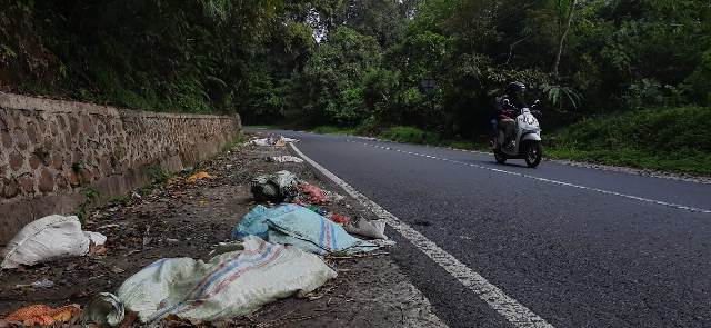 Sampah Berserakan  di Liku Sembilan