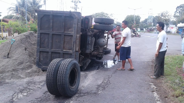 Diduga Kelebihan Muatan, Ban Truk Bermuatan Pasir Terlepas Hingga Terguling