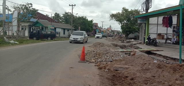 Material Proyek Menumpuk di Pinggir Jalan