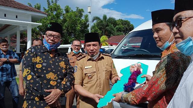 Pemkot Serahkan Mobil Hibah dan Reward Sopir Ambulans