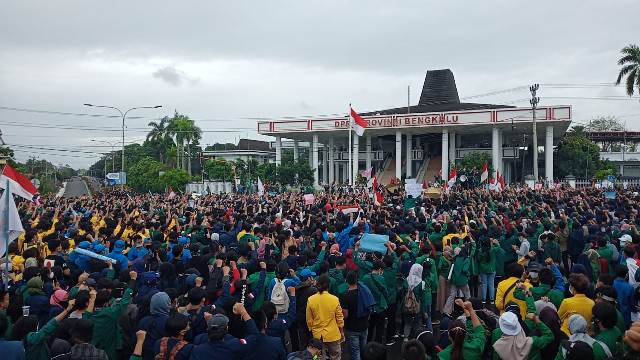 Ini Tuntutan Massa di Depan Kantor DPRD Provinsi Bengkulu