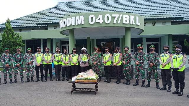 Kunjungi Kodim 0407/ Bengkulu, Tim Tekad Polwan Polres Bengkulu Beri Kejutan HUT TNI