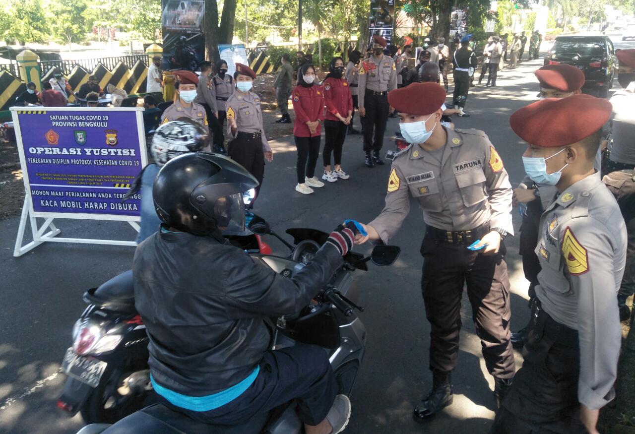 Taruna Akpol Ajak Masyarakat Patuhi Prokes, Bagikan Masker dan Sembako