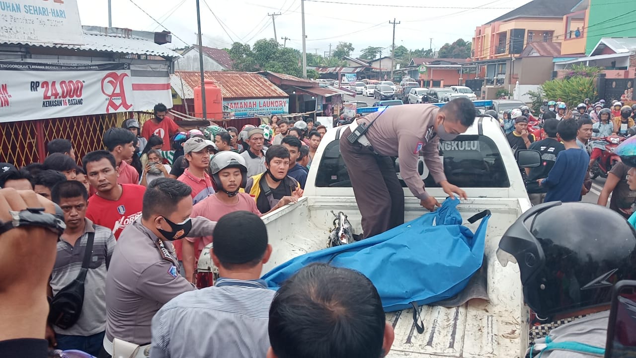 Adu Kambing, Pelajar Meninggal di Tempat