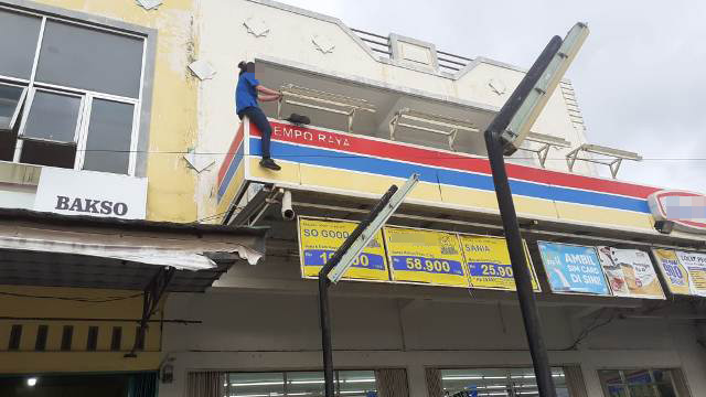 Diduga Putus Cinta, Karyawan Toko Retail Waralaba Hendak Lompat Gedung