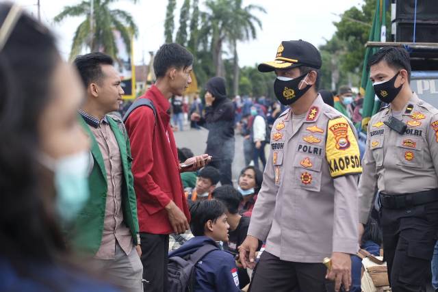 Kapolda Bengkulu Pantau Aksi Demo Tolak Omnibus Law, Sapa Para Pendemo
