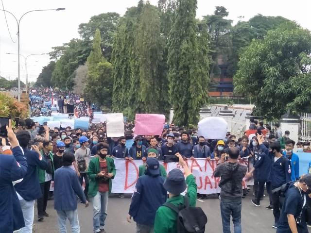 Tolak Pengesahan Omnibus Law, Ribuan Massa Kepung DPRD Provinsi Bengkulu
