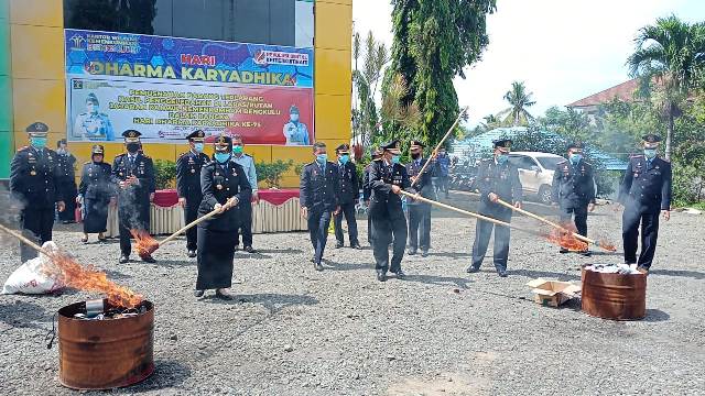 Ratusan Barang Terlarang Hasil Penggeledahan Lapas dan Rutan Dimusnahkan