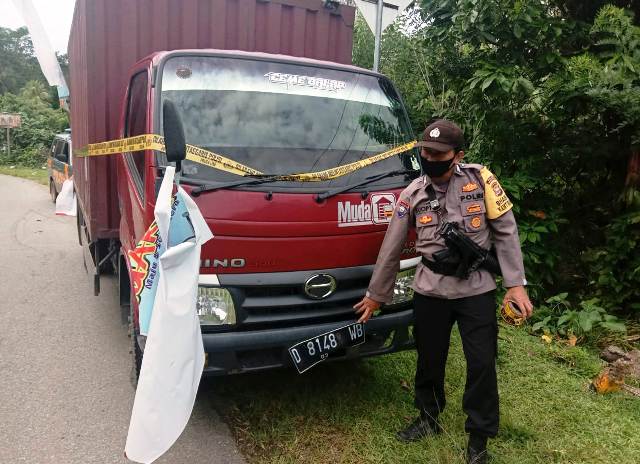 Mobil Tersangkut Kabel Listrik