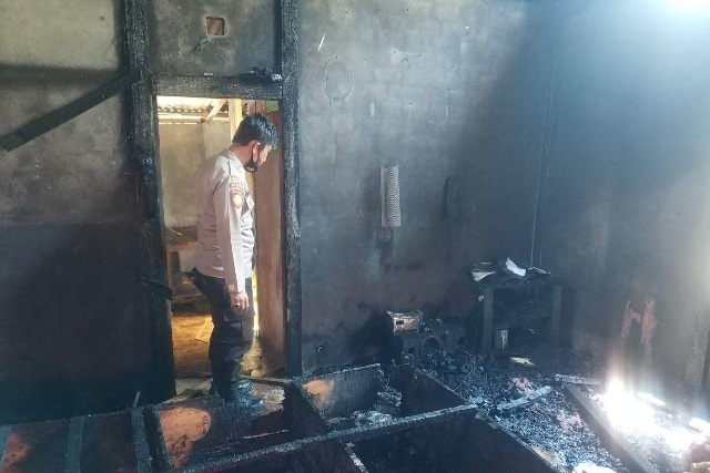 Ditinggal Nyadap, Rumah Terbakar