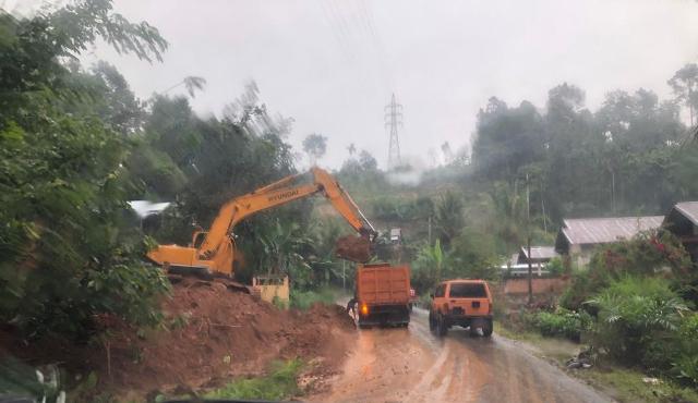 Pengendara Keluhkan Jalan Licin