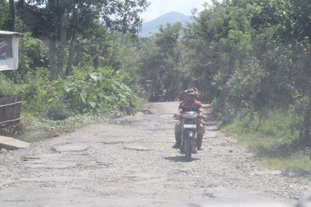 Warga Minta Perbaiki  Jalan ke Air Putih