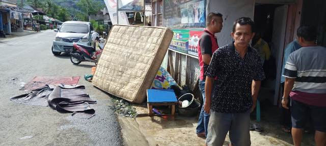 Balita Nyaris Bakar Rumah Sendiri