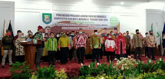 Wujudkan Masyarakat Sadar Wisata, Pengurus Asidewi Provinsi Bengkulu Dikukuhkan