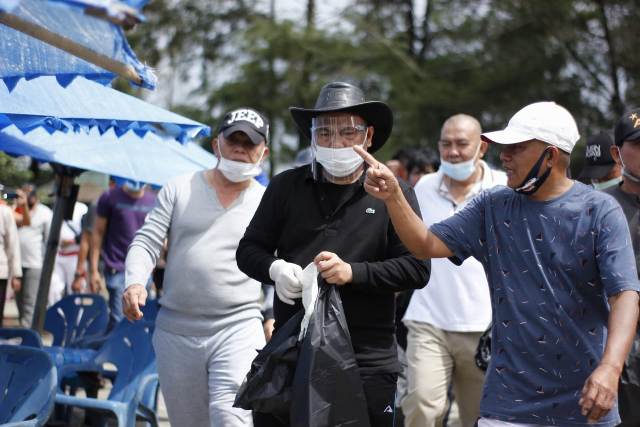 Agusrin Bersama Masyarakat Bersihkan Pantai