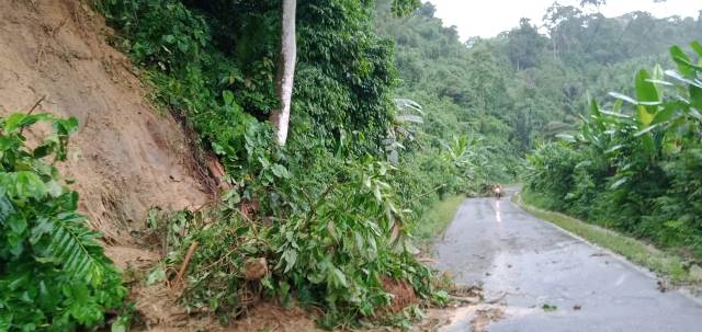 Hujan, Jalan Rawan Tertutup Longsor