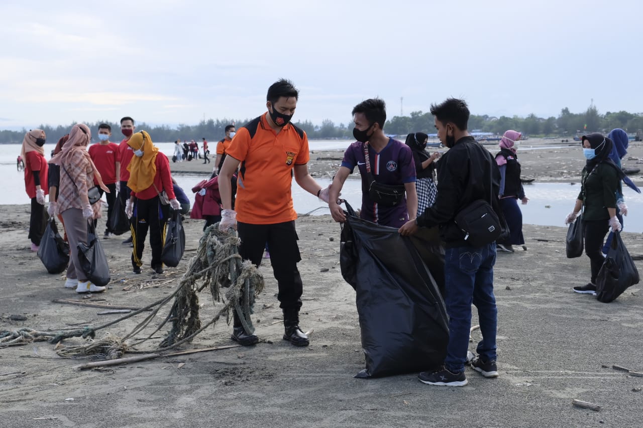 Plogging Day Bersama ACP Bebaskan Pantai dari Sampah