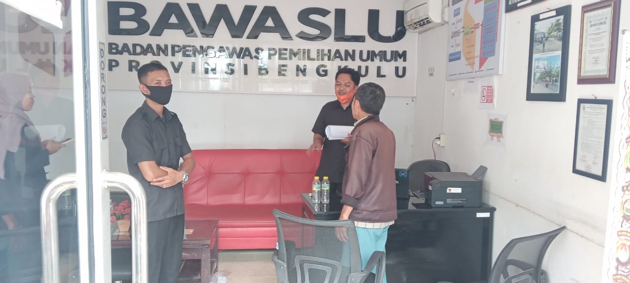 Temukan Pembagian Sabun dan Jam Dinding Bergambar Salah Satu Paslon, Pemuda Pancasila Lapor Bawaslu