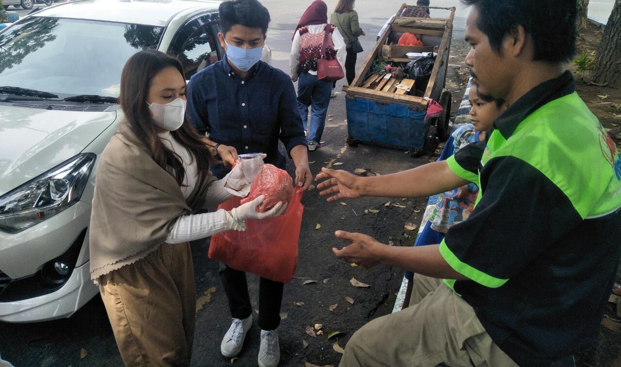 Jumat Berkah, Meiva Agusrin Bagikan Ratusan Nasi Bungkus