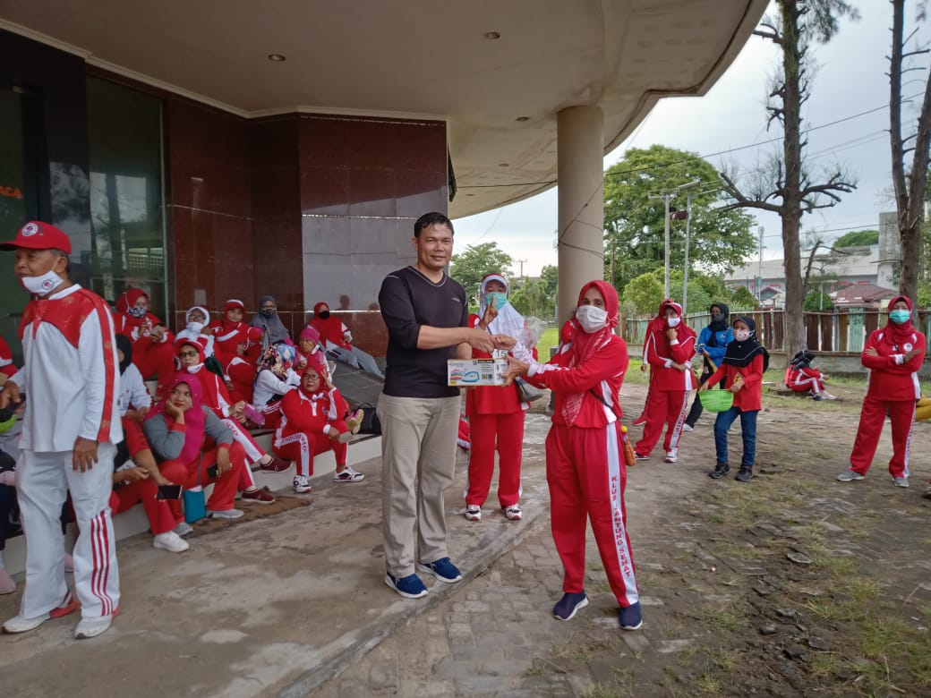 Emak-emak Sahabat Mayor David Senam Bersama untuk Agusrin