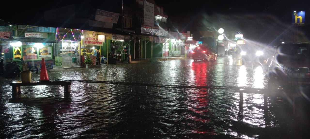 Diguyur Hujan Deras, Beberapa Wilayah Tergenang Banjir, Warga portal Jalan