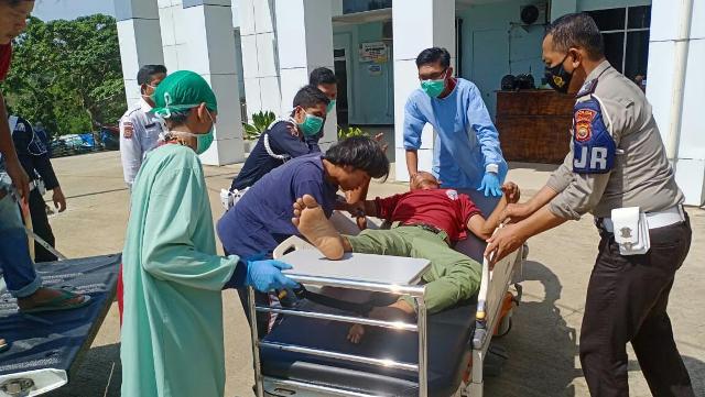 Personel Sat PJR Polda Bantu Evakuasi Korban Bacok ke Rumah Sakit