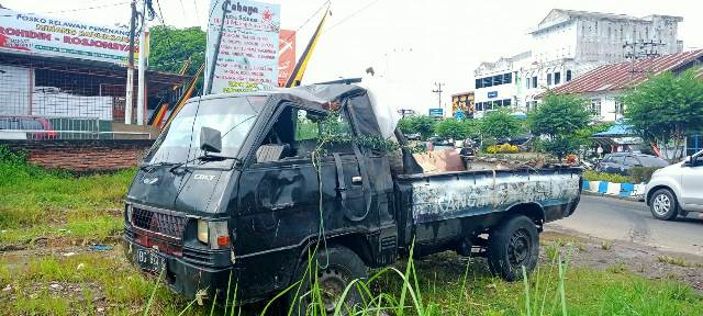 Diduga Hilang Kendali, Pikap Tabrak Pembatas Jalan dan Terbalik