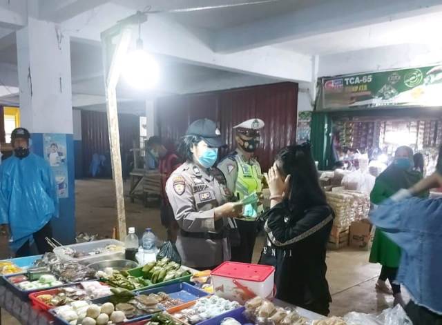 Cegah Penyebaran Covid-19, Polisi Imbau dan Bagikan Masker