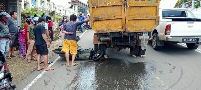 Diduga Tak Mampu Menanjak, Truk Sampah Tabrak Motor