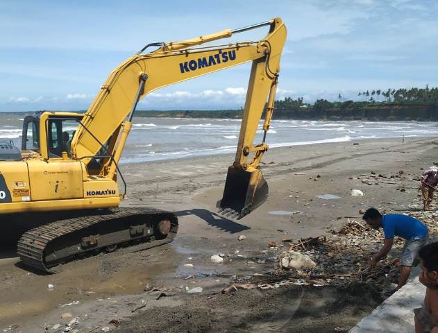 Bibir Pantai Pasar Bawah Dibersihkan