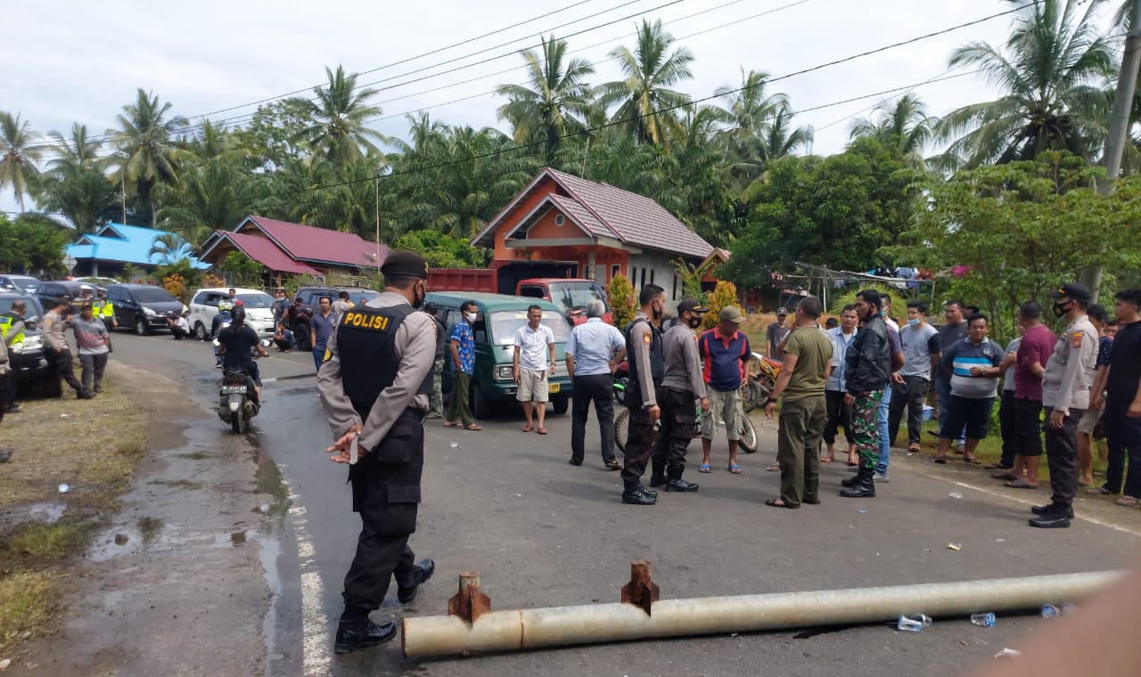Konflik Trawl, Nelayan Bengkulu Utara Tutup Jalan Lintas Barat