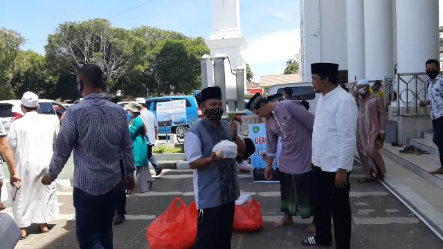 DKP Kota Bengkulu Berbagi 1.000 Nasi Ikan Lele