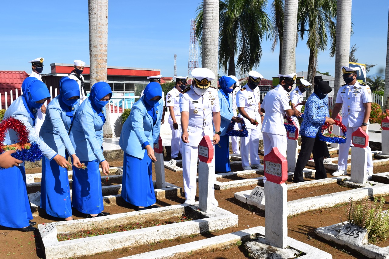 Dengan Prokes Ketat, Lanal Bengkulu Gelar Ziarah dan Tabur Bunga