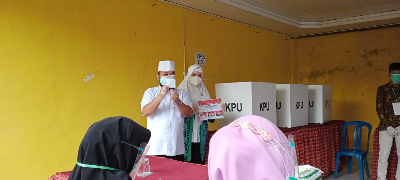 Didampingi Istri, Helmi Hasan Coblos di TPS 03 Sidomulyo